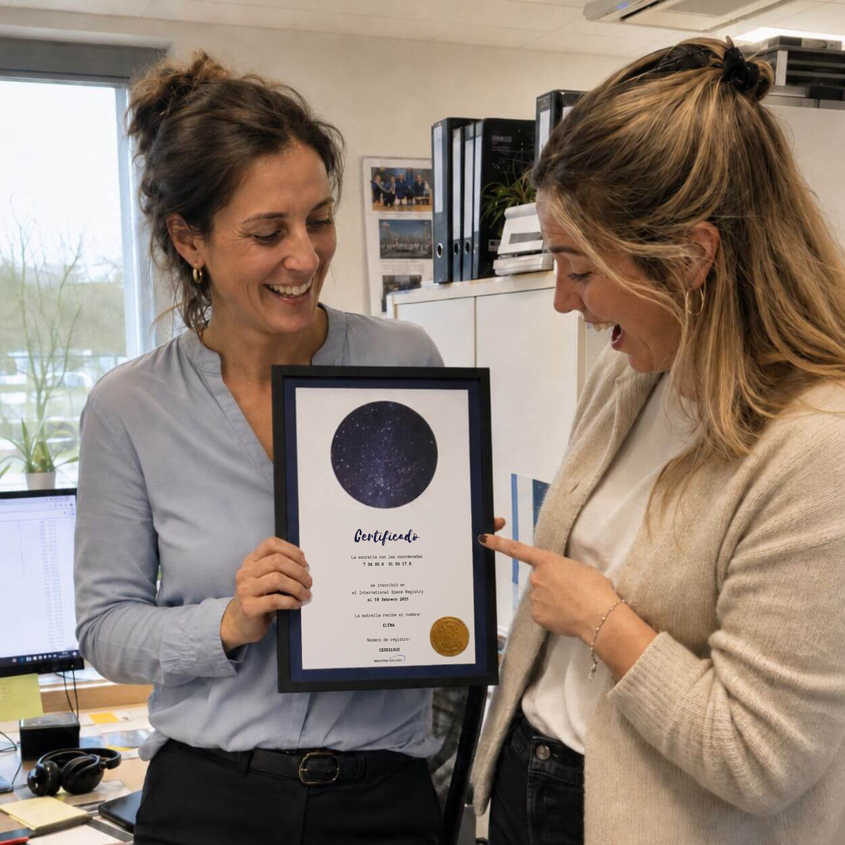 Dos amigas compartiendo un regalo de estrella con certificado en español