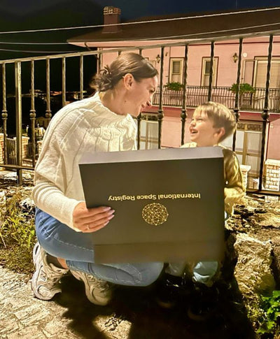 Madre e hijo con su cofre de regalo de Registro Galaxia